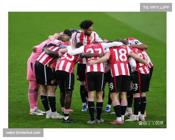 特写：布伦特福德主场绝平后，球迷涌入球场庆祝保级成功